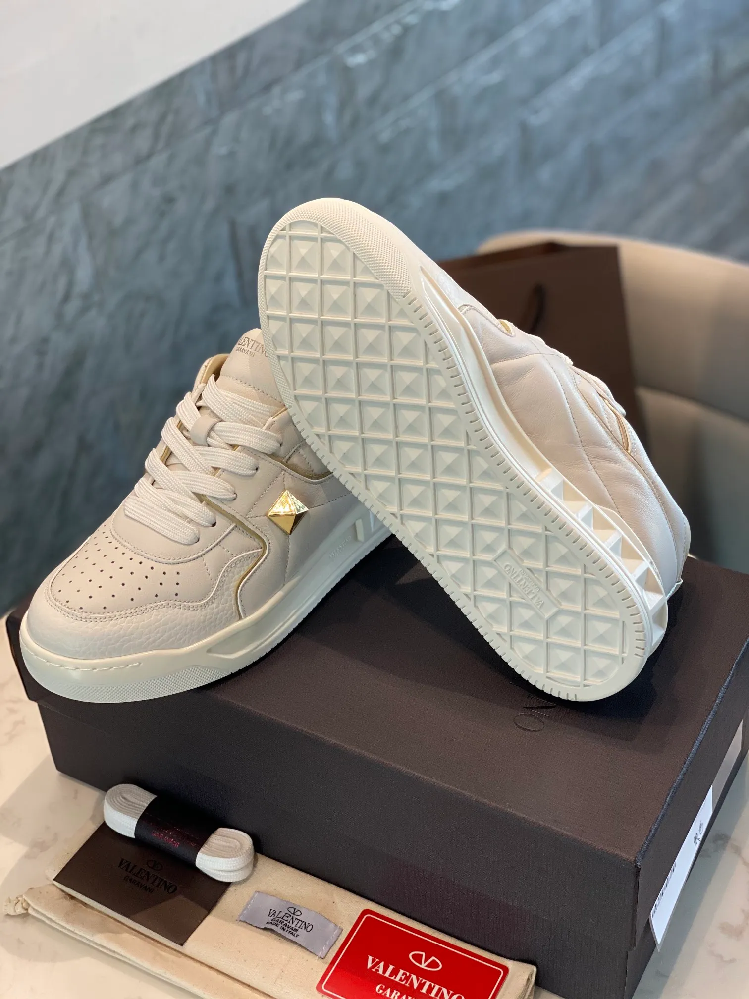 👟👟Ex-factory price 780👟👟 Valentino ONE STUD calfskin lace-up sneakers. Soft suede low-top sneakers, classic and versatile, couple's sneakers, special goods, worth buying! A pair of simple shoes with unique details will save you from the difficulty of dressing. OneStud sneakers, with quilted plaid and oversized rivets, create an eye-catching punk style and get rid of the heavy feeling of this season's clothing. U👟👟Ex-factory price raise calfskin derby shoes, with exquisite leather construction and simple silhouette, smooth lines set the tone of coolness, they are a versatile item in the wardrobe. There are more Valentino boutique shoes waiting for you to unlock! It’s time to get the shoes you’ve been coveting for a long time! Officially on sale 7,+++ - Seven straps, decorated with metallic rubber effect. Decoration on the back and tongue. Size 35-44.
